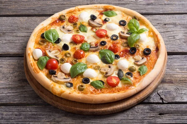 Pizza italiana con mozzarella — Foto Stock