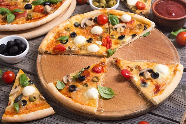 Italienische Pizza mit Mozzarella — Stockfoto