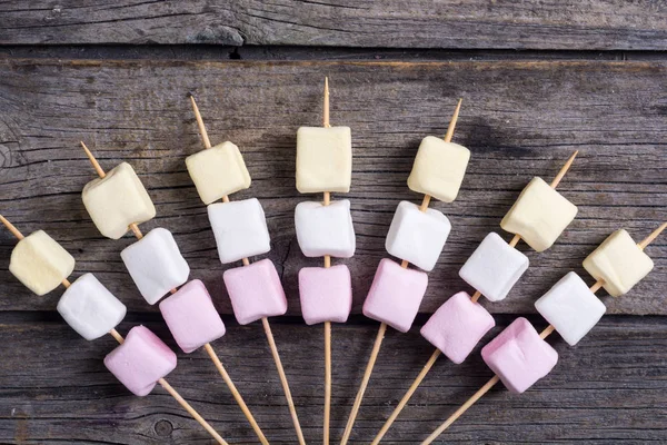 Espetos de marshmallow coloridos — Fotografia de Stock