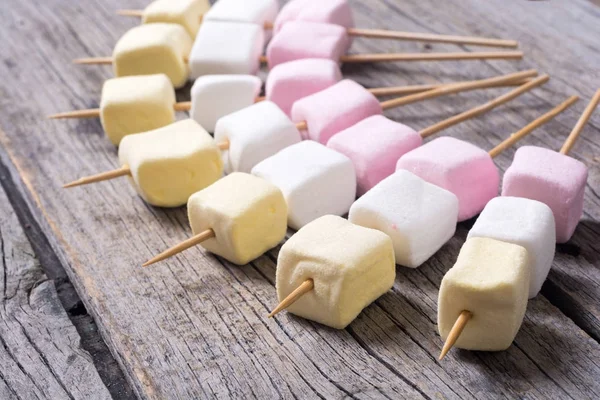 Espetos de marshmallow coloridos — Fotografia de Stock