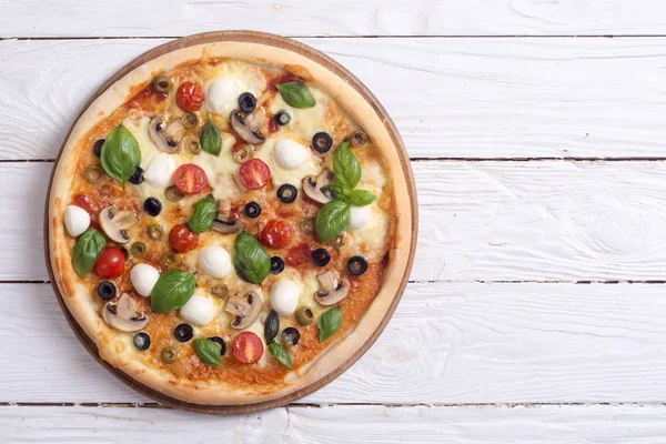 Italienische Pizza mit Mozzarella — Stockfoto