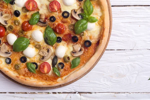 Italienische Pizza mit Mozzarella — Stockfoto