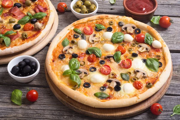 Italienische Pizza mit Mozzarella — Stockfoto