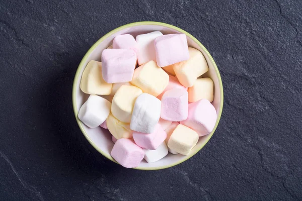 Espetos de marshmallow coloridos — Fotografia de Stock