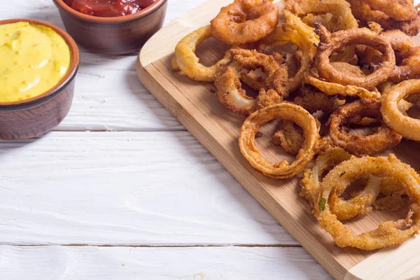 Ev yapımı kızarmış soğan halkaları. 