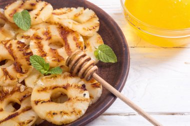 ızgara ananas bal ile