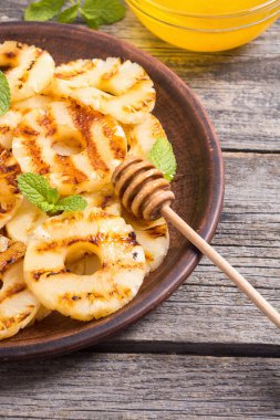 ızgara ananas bal ile