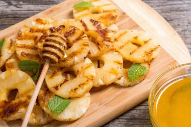 ızgara ananas bal ile