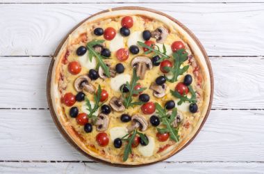 İtalyan pizza Mozzarella peyniri ile