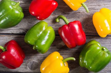 Renkli yeşil, kırmızı ve sarı biber 