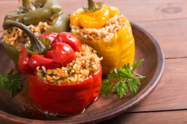 Renkli biber dolması