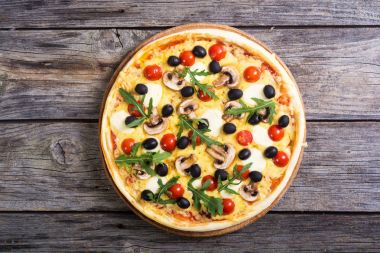 İtalyan pizza Mozzarella peyniri ile