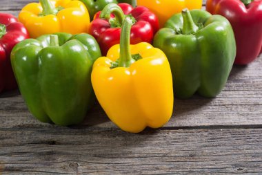 Renkli yeşil, kırmızı ve sarı biber 