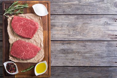 rosemary ile ham sığır eti biftek