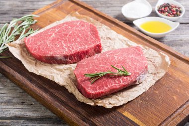 rosemary ile ham sığır eti biftek