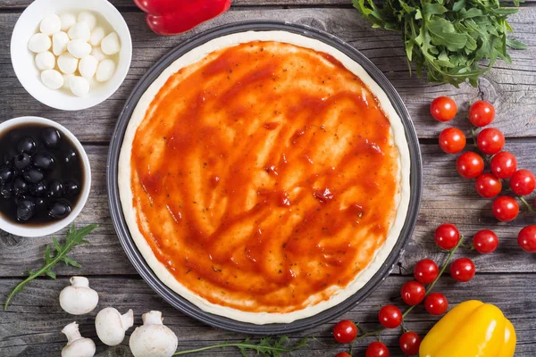 意大利比萨饼配橄榄 西红柿和蘑菇 — 图库照片