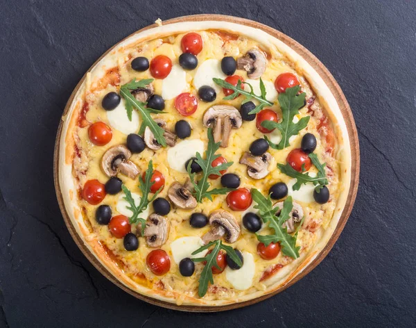 İtalyan pizza Mozzarella peyniri ile