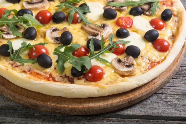 Italienische Pizza mit Mozzarella — Stockfoto