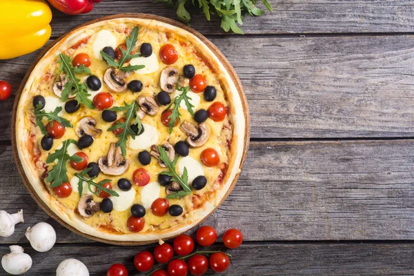 Italienische Pizza mit Mozzarella — Stockfoto