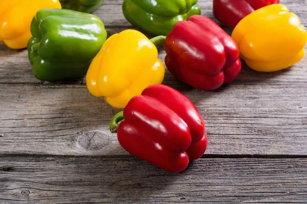 Πολύχρωμες πιπεριές πράσινες, κόκκινες και κίτρινες — Φωτογραφία Αρχείου