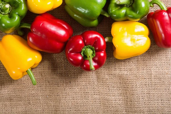 Pimentos verdes, vermelhos e amarelos coloridos — Fotografia de Stock