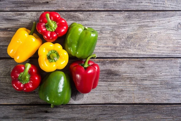 Kleurrijke groene, rode en gele paprika 's — Stockfoto