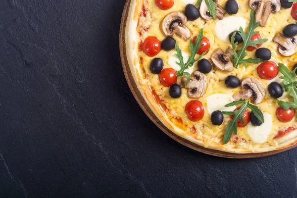 Italienische Pizza mit Mozzarella — Stockfoto