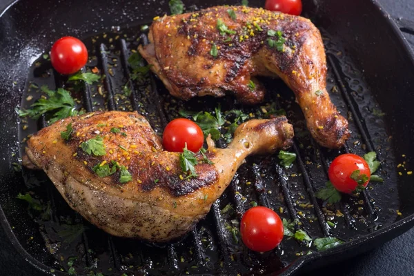 Gegrillte Hühnerkeulen — Stockfoto