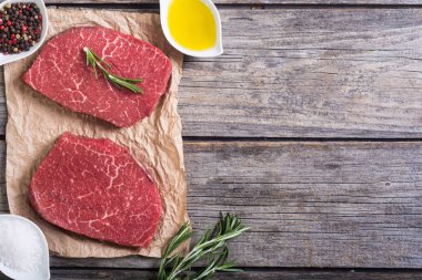 rosemary ile ham sığır eti biftek