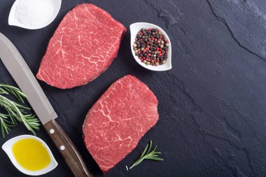 rosemary ile ham sığır eti biftek