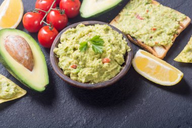 Guacamole malzemelerle 
