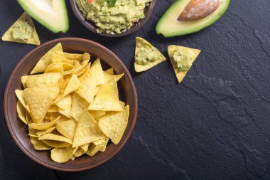 Guacamole soslu nacho. 