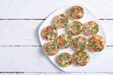 Soğan, biber, domuz pastırması ile yumurta muffins 