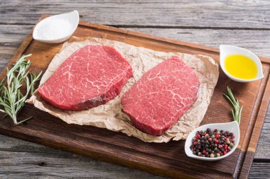 rosemary ile ham sığır eti biftek