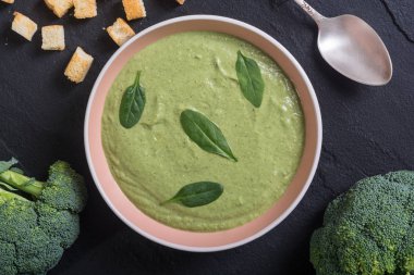 Kremalı brokoli çorbası ve ıspanak bebeğim