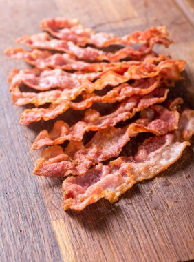 Kızarmış domuz pastırması dilimlenmiş