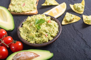 Guacamole malzemelerle 