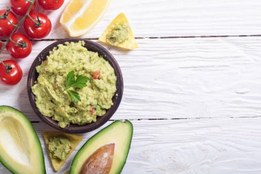Guacamole malzemelerle 