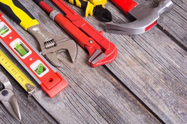 Ahşap arkaplanda bir takım araçlar 