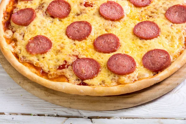 Italienische pizza pepperoni — Stockfoto