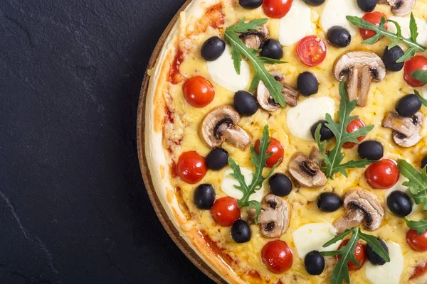 Italienische Pizza mit Mozzarella — Stockfoto