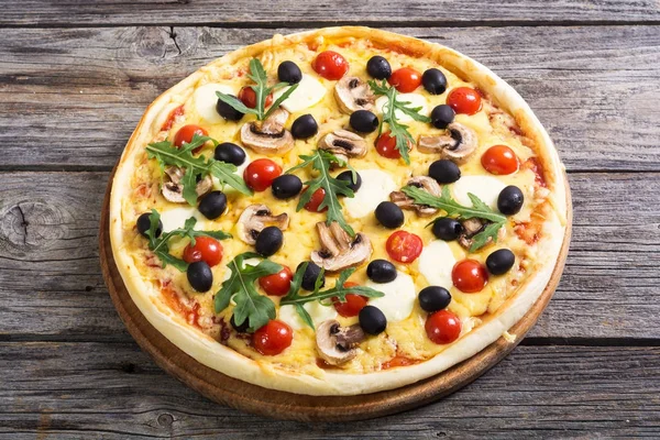 Italienische Pizza mit Mozzarella — Stockfoto