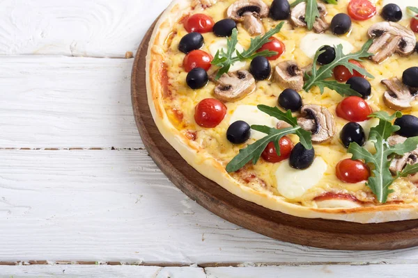 Italienische Pizza mit Mozzarella — Stockfoto