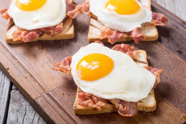 Toast se slaninou a sázenými vejci — Stock fotografie