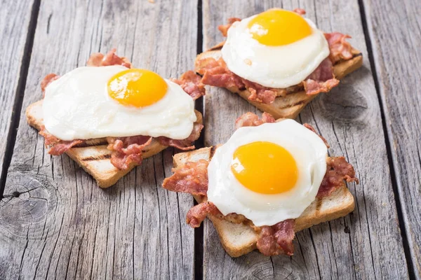 Toast se slaninou a sázenými vejci — Stock fotografie