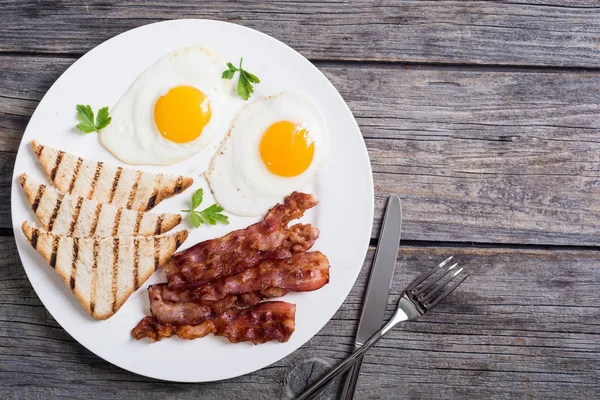 Frukost med ägg bacon och rostat bröd — Stockfoto