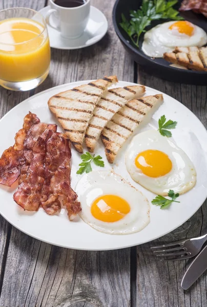 Πρωινό με αυγά μπέικον και τοστ — Φωτογραφία Αρχείου