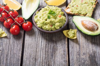 Guacamole malzemelerle 