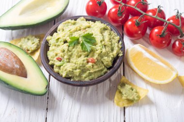 Guacamole malzemelerle 