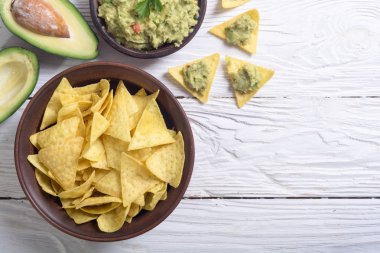 Guacamole soslu nacho. 